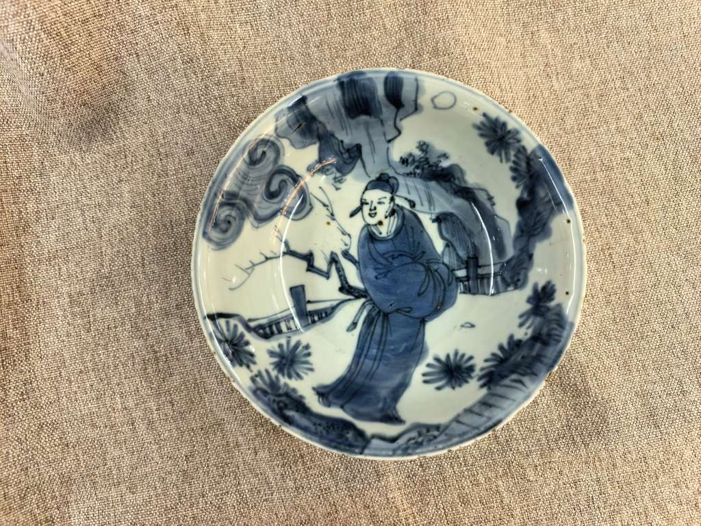 明晚 青花人物卧足碗
