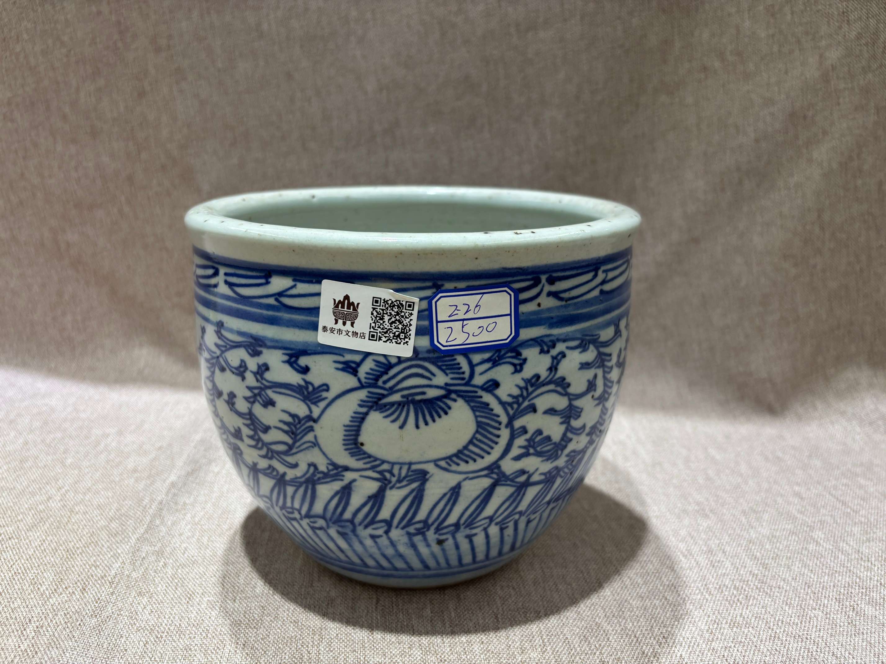 清中期 青花缠枝莲小卷缸