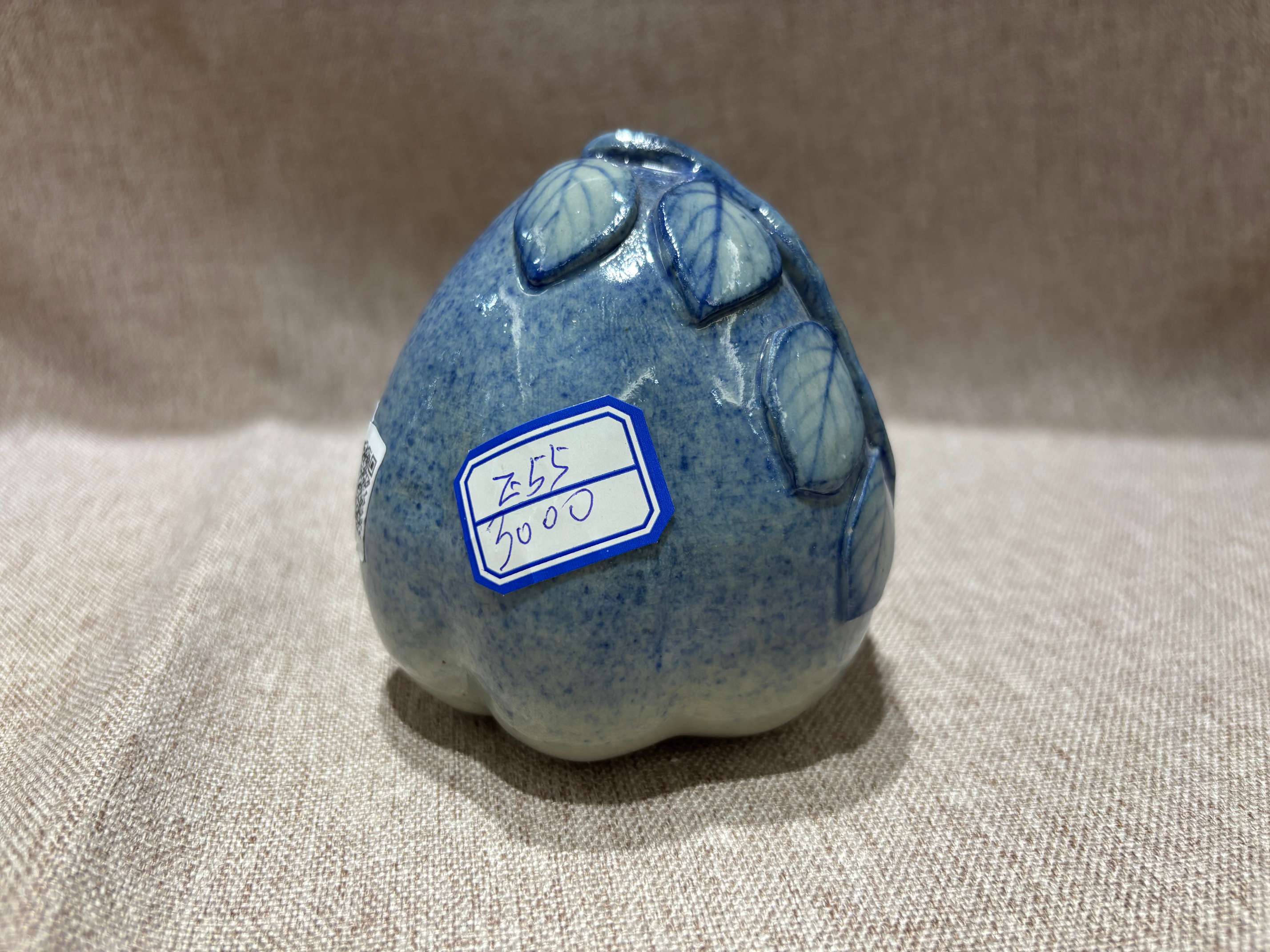 清晚期 洒蓝釉桃形瓷塑